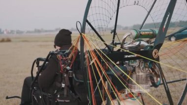 Paramotor makinesinde kalkış için zaman bekleyen adam.