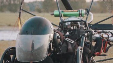 Müşteri Paramotor trike 'de oturuyor ve uçuşa hazırlanıyor.