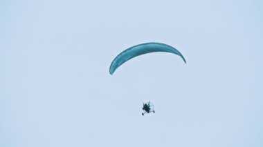 Uçan Paramotor 'un uzaktan görünüşü