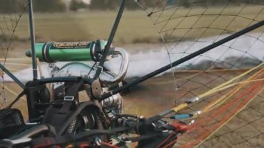 Pervaneli çalışan motor, arka planda hazırlanmış paraşüt