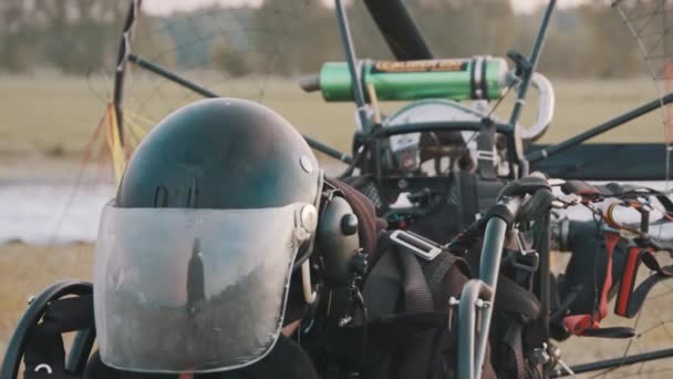 Cliente sentado en triciclo preparándose en vuelo — Vídeos de Stock