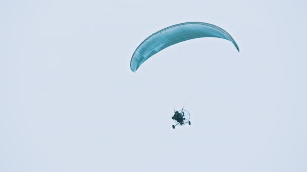 Daleki widok na trójkołowiec paramotorowy w powietrzu — Wideo stockowe