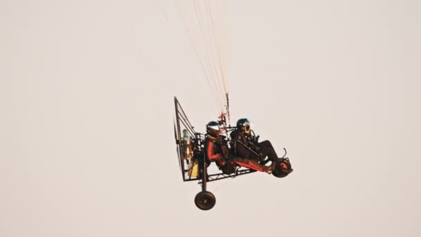 Zijaanzicht van paramotor trike hangende balg parachute — Stockvideo