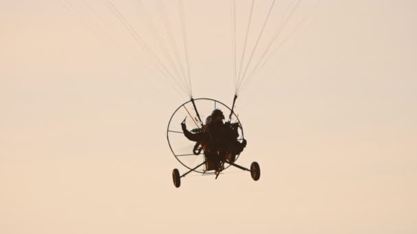 Paramotorische trike onder parachute die naar de camera vliegt — Stockvideo