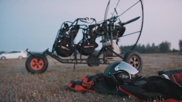 机场草地上的滑翔机 — 图库视频影像