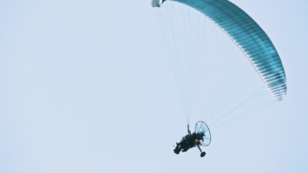 Achteraanzicht van vliegende paramotor in de lucht — Stockvideo