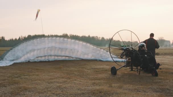 Pitot próbuje napompować spadochron przed startem — Wideo stockowe