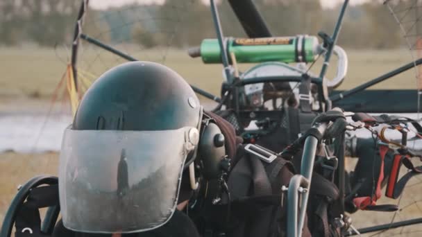 Cliente sentado en triciclo paramotor y preparándose para el vuelo — Vídeo de stock