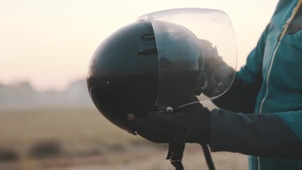 Pilote vérifiant casque de sécurité avec pare-brise avant de le mettre — Video