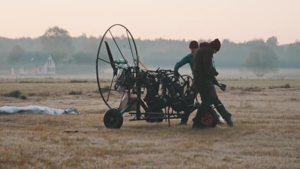 Två hanar förbereder paramotor trike för flygning — Stockvideo