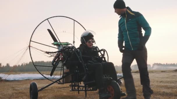 Instructor dando instrucciones para el vuelo al cliente — Vídeos de Stock