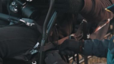 Pilot uçuştan önce dişlileri kontrol ediyor ve ayarlıyor