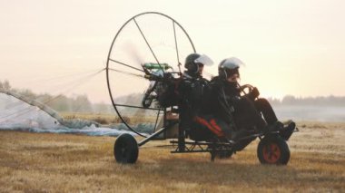 Paramotor trike 'de oturan iki kişiye yakın çekim