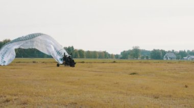 Paramotor trike ile kalkış işlemi başlatılıyor