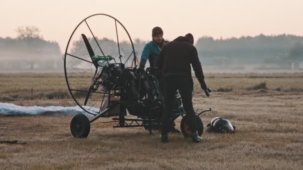 Klient wsiadający na trójkołowiec paramotorowy, przygotowujący się do startu — Wideo stockowe