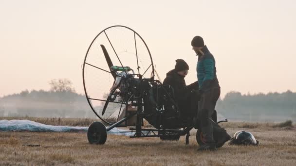 Instruktor schnallt Kunden im Trike fest — Stockvideo