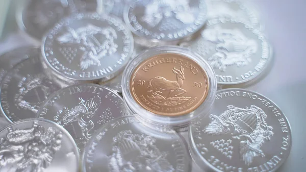 Varias monedas de plata y una de bronce se extienden sobre fondo blanco. Fondo monetario, financiero y económico — Foto de Stock