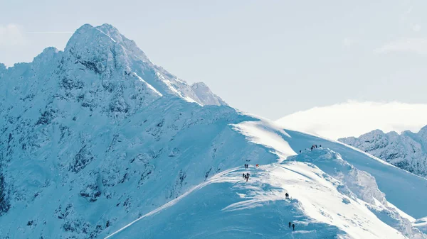 Snow-Capped Mountain Peak z jasnym niebem w tle - Góry zimowe — Zdjęcie stockowe