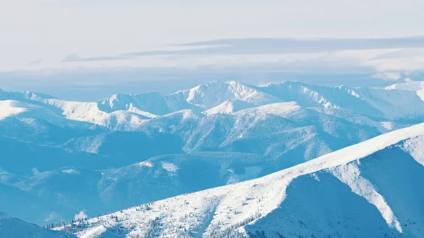 Lyžařské sjezdovky na jasném slunečném dni. Clear Blue Sky Zimní krajina — Stock fotografie