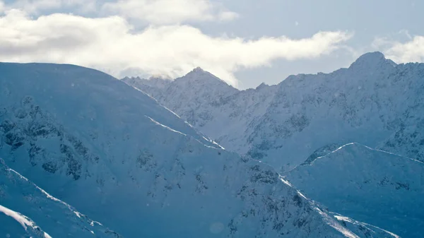 Piękny widok na góry Snow-Capped przed chmurami nieba - mglisty Pogoda — Zdjęcie stockowe