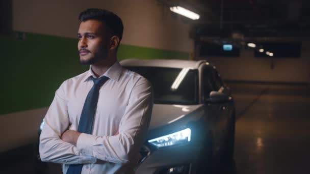 Biznesmen stojący przed samochodem z skrzyżowanymi rękami — Wideo stockowe