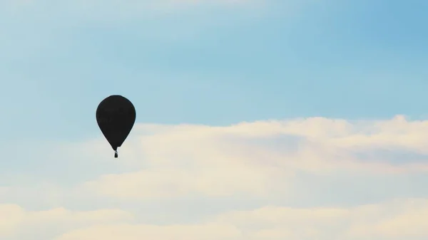 Mongolfiera con pittoresco cielo blu nuvoloso sullo sfondo - Di giorno — Foto Stock