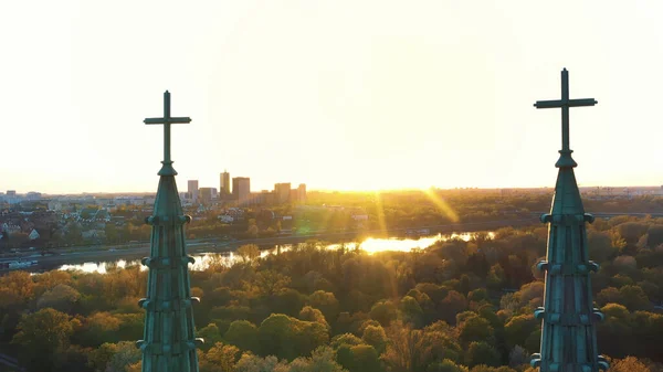 Luftaufnahme der Kathedrale von St. Michael dem Erzengel und St. Florian bei Sonnenuntergang — Stockfoto