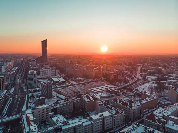 Sonnenuntergang in Breslau, Polen. Wolkenkratzer gegen den schönen Himmel mit einer Prise Orange. Die Innenstadt mit Gebäuden. — Stockfoto