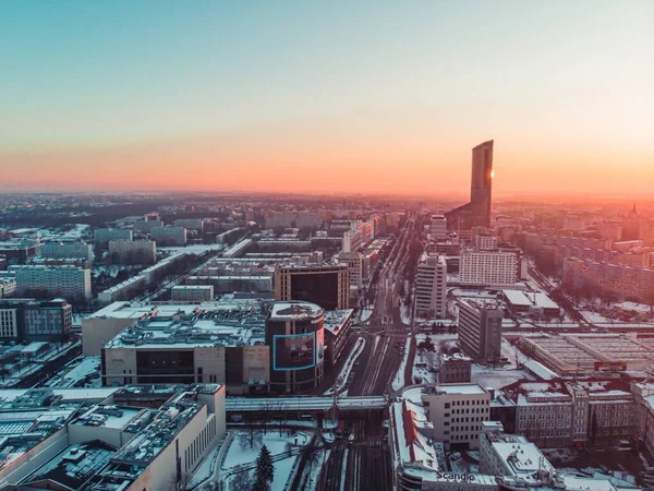 Panorama-Luftaufnahme des Sonnenuntergangs in Breslau, Polen. Wolkenkratzer gegen den violetten Himmel — Stockfoto