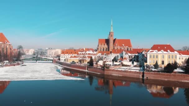 Cathedral Of St. John The Baptist In Wroclaw, Poland With Frozen Oder River — Stock videók