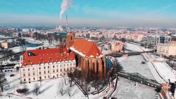 Вид с воздуха на город Вроцлав, Польша зимой - Smoke From Chimney — стоковое видео