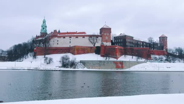 Slow motion footage of Wawel castle, A historic landmark in Krakow Poland - River Wisla — Wideo stockowe