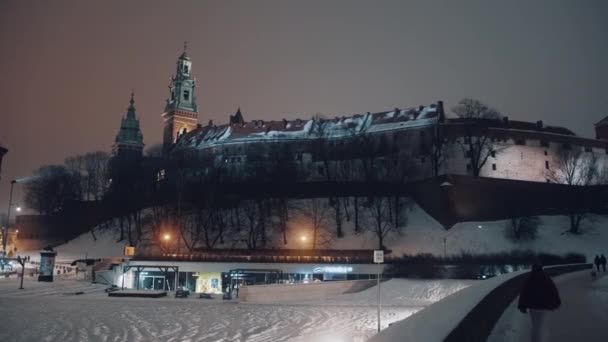 Panoramic footage of the main square in Krakow. Winter season - Tourists Walking — 图库视频影像