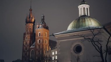 Ana pazar meydanındaki St. Wojciech Kilisesi 'nin yakın görüntüsü.