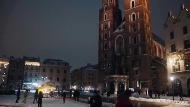 Riprese della torre gemella della chiesa di Santa Maria di notte. Turisti vaganti — Video Stock
