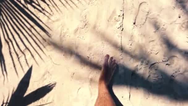 Tropikal plajın beyaz kumlarında yürüyen bir adam — Stok video