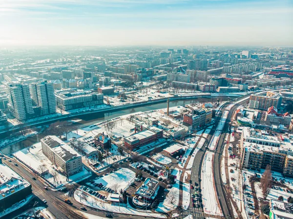 Stadt Wroclaw, Polen - Besetzte Straße mit fahrenden Fahrzeugen — Stockfoto