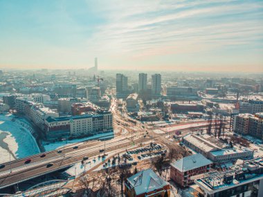 Wroclaw, Polonya 'daki karla kaplı sokakların insansız hava aracı görüntüleri. Kış mevsimi 