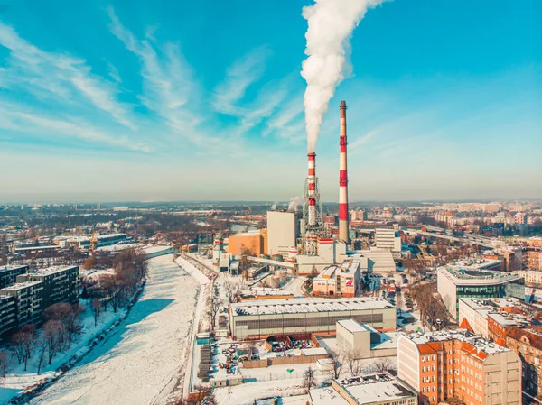 Βιομηχανική περιοχή του Wroclaw - καπνός βγαίνει από τις καμινάδες του σταθμού ηλεκτροπαραγωγής — Φωτογραφία Αρχείου