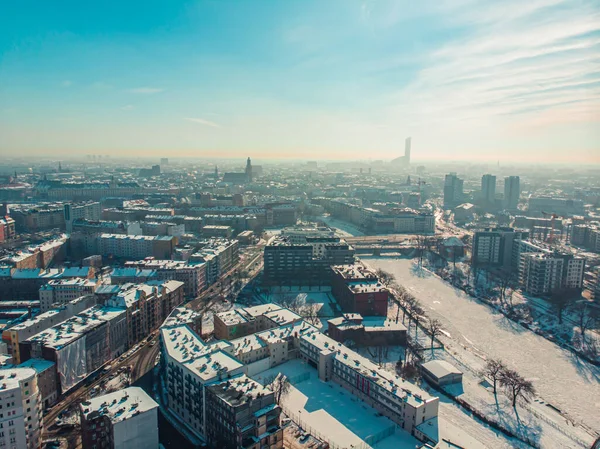 Drohnenaufnahmen von schneebedeckten Straßen in der Stadt Wroclaw, Polen. Wintersaison — Stockfoto