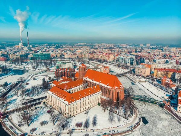 Luftaufnahme der Stadt Breslau, Polen während des Winters - Rauch aus dem Schornstein — Stockfoto