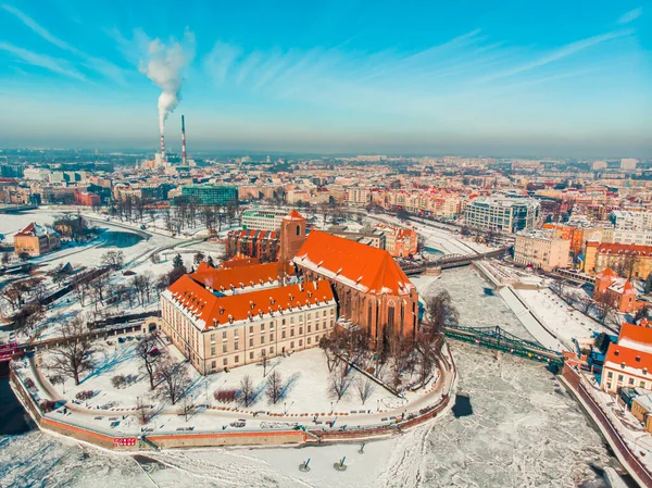 Повітряний вид міста Вроцлав (Польща) взимку - дим від цимні — стокове фото