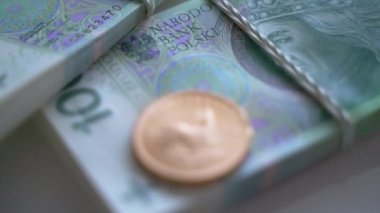 İki set 100 Polonya zloti ve Güney Afrika Krugerrand madeni parası 