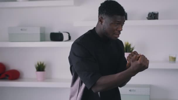 Чорний хлопець носить боксерський пояс у повітрі. Повільний рух — стокове відео