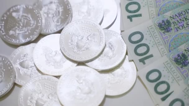 Крупный план Официальной валюты США и Польши в номиналах — стоковое видео