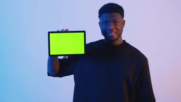 Uomo che mostra un tablet con uno schermo verde alla fotocamera - Gesti della mano — Video Stock