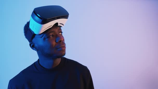 Afrikai-amerikai fickó virtuális valóság szemüveg a homlokán — Stock videók