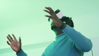 Sanal gerçeklik gözlüğü takan ve 360 derecelik sanal ortamın tadını çıkaran bir adam.