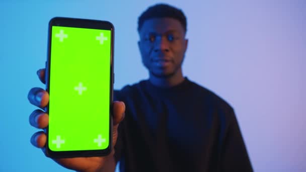 Zwarte man toont smartphone met groen scherm - Thumbs-Up weergeven — Stockvideo