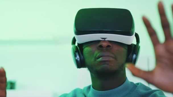 Человек в очках виртуальной реальности наслаждается 360-градусной виртуальной средой. — стоковое видео